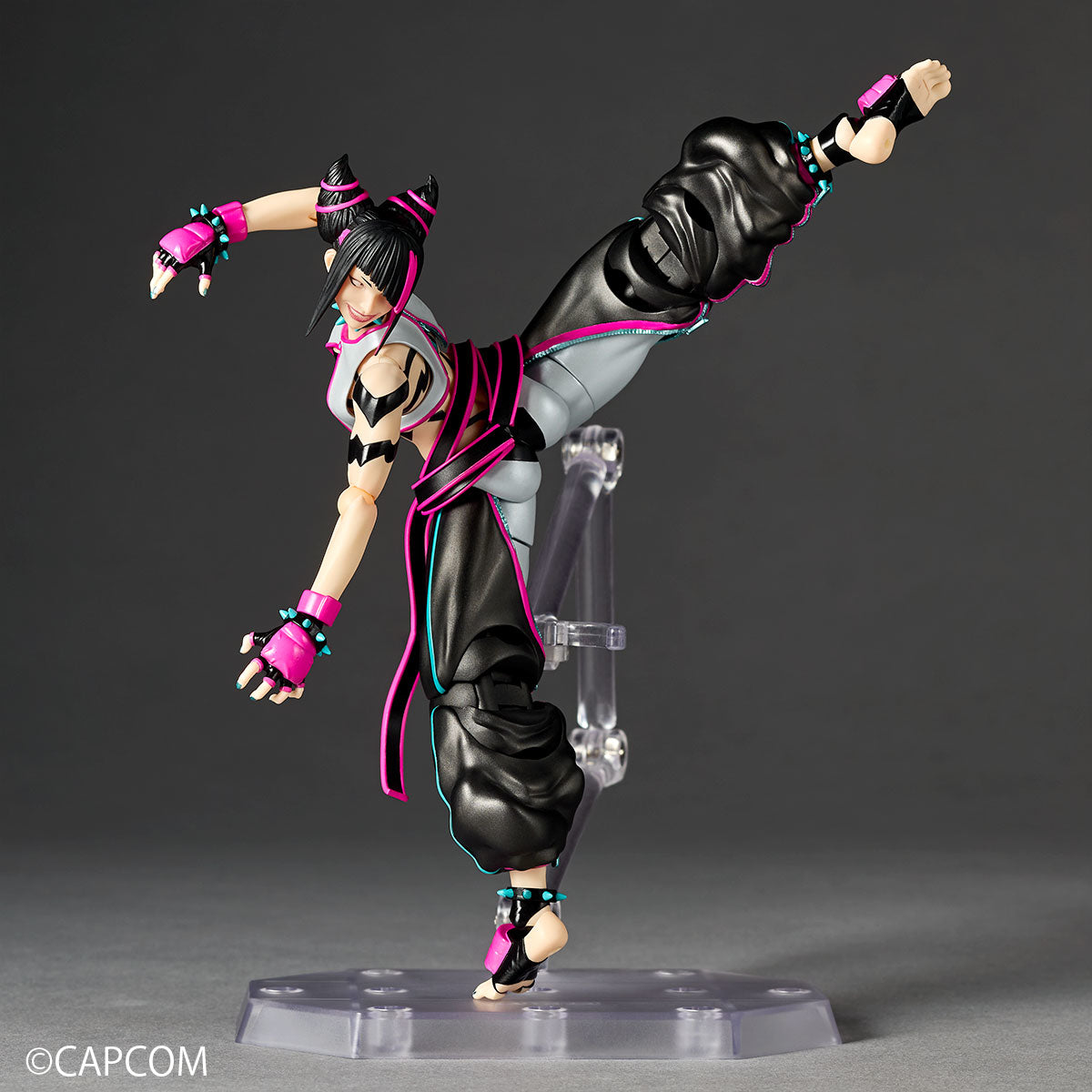 [Pre-Order] Street Fighter: Juli - Amazing Yamaguchi Revoltech Action Figure